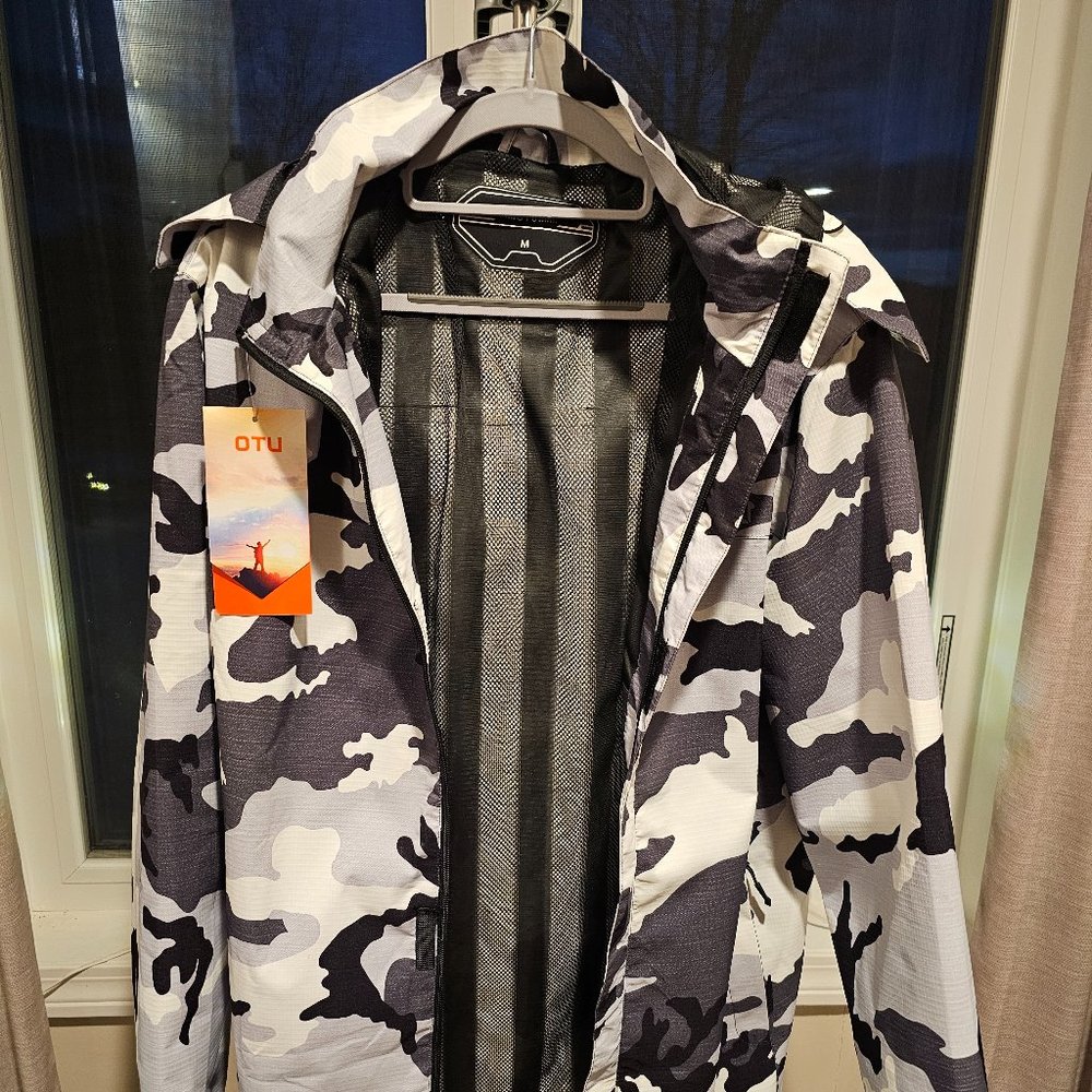 NWT - Men's Windbreaker / Rain Jacket - Waterproof - Winter Camo. Size Medium